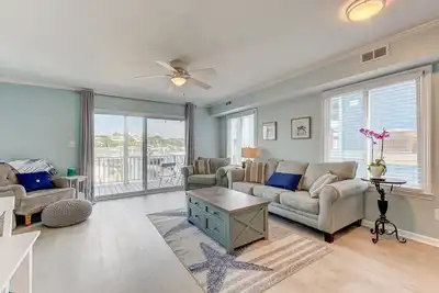 Image de Dock Holiday - Waterfront Property\/Boat Access\/1 Minute Walk from Beach