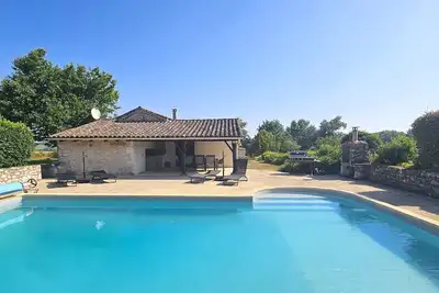 Image de La Noisette, une maison de vacances familiale pour 8 personnes avec piscine privée.