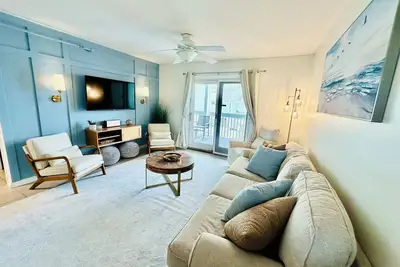 Image de Bayfront w/ quick beach access!