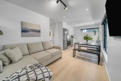 Image de New Modern Dunbar Laneway Getaway