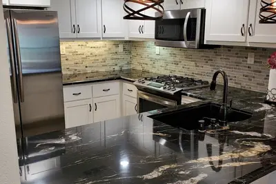 Image de 3 story sanctuary! 2 Br + 2. 5 Ba