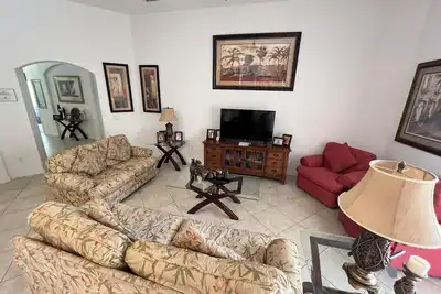 Image de Spacious 5 Bedroom/4 Bathroom Pool Home overlooking Conservation Area.