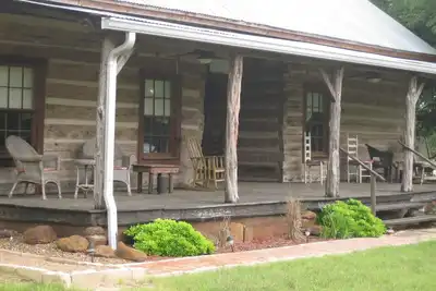 Image de Granbury Log Cabin - East Cabin -  Two seperate cabins under one roof