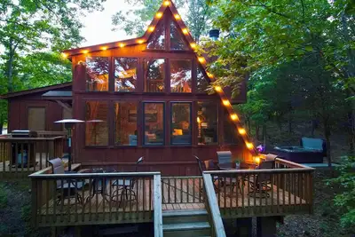 Image de Lakefront Innsbrook Chalet: Hot Tub + Fire Pit!