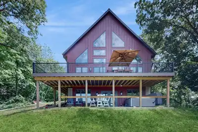 Image de Luxurious home with hot tub, electric fireplace, and stunning views