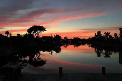 Image de On the river across from the beach with dock and pool. Bring your boat!