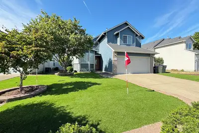 Modern Vacation Home w/ hottub, pool table. Next to lovely park. Shopping nearby