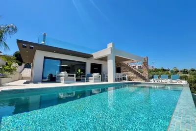 Image de Villa Onlysea avec piscine en bord de mer, vue mer avec accès direct aux plages