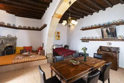 Image de Maison de vacances '1900 Tranditional House Rhodes Gr' avec terrasse privée, Wi-Fi et climatisation