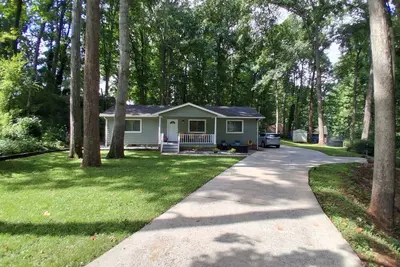 Image de Wooded cul-de-sac bungalow, close to everything!