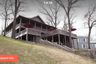 Image de Wonderful wood lodge with 200’ lakefront. Dock Well appointed and stocked.