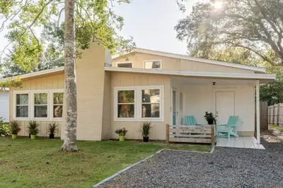 Image de Charming 1960s Cottage 3 Min Beach and Shops