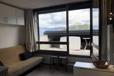 Image de Charmant studio lumineux, pour 4, terrasse en dernier étage avec vue panoramique sur la vallée et les montagnes, à Pra Loup