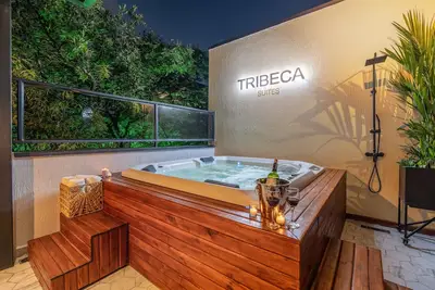 Image de Luxury 4br Villa with Rooftop and Jacuzzis on Lleras Park