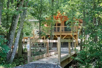 Image de Safari Tent nestled in the woods, creek side, furnished balcony, pet friendly, sleeps 5.