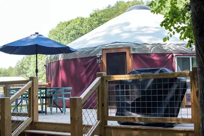 Image de 30' Yurt with a large deck, on the creek, full kitchen, dome skylight, 2 bedrooms, sleeps 5.