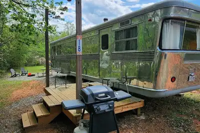 Image de Vintage 1955 Imperial Mansion, deck on the creek, easy access to pool and playground, sleeps 5.