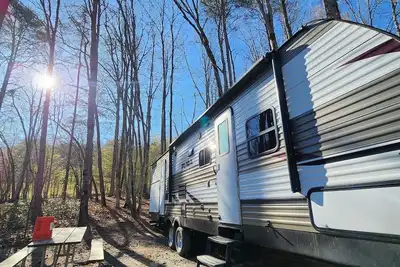 Image de Travel trailer near the creek, short walk to pool and playground, indoor and outdoor kitchenette, sleeps 8.