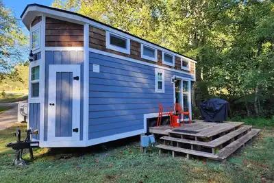Image de 2-story tiny home on the creek, full kitchen, close to pool and playground, sleeps 4.