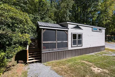 Image de 2-story tiny home nestled on the creek, quick walk to pool and playground, private firepit, sleeps 7.