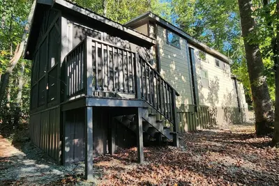 Image de 2-story creek side tiny home, dog-friendly, screened in porch, quick walk to pool and playground, sleeps 6.