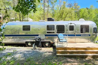 Image de Vintage camper near the creek, short walk to pool and playground, gas grill, sleeps 5.