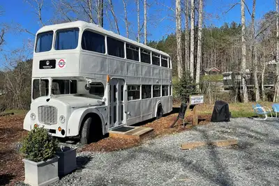 Image de Vintage 1962 double decker bus on the creek, gas grill, fire pit, short walk to pool and playground, sleeps 4-5.
