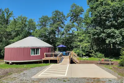 Image de 30' Ada Yurt with a large deck, on the creek, full kitchen, dome skylight, dog friendly, 2 bedrooms, sleeps 5.