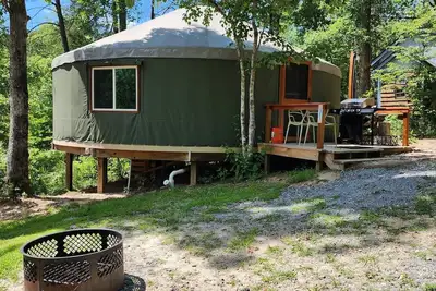 Image de Dog friendly 30' Yurt, large dome skylight, king bed, 2 bedrooms, sleeps 6.