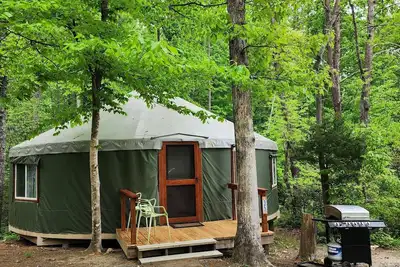 Image de Dog friendly 30' Yurt, large dome skylight, king bed, 2 bedrooms, sleeps 6.