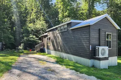 Image de Tiny home on the creek, screened in porch, full kitchen, private firepit, sleeps 8