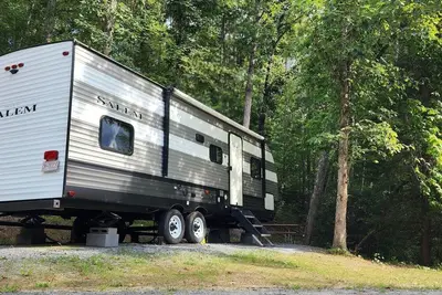 Image de Travel trailer near the creek, short walk to pool and playground, sleeps 8.