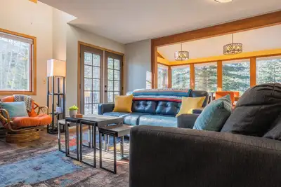 Image de Bright & Colorful Mountain Home- Close to Everything! Hike, Bike, Boat & More!