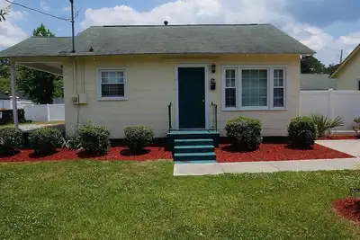 Image de Nice 2 Br Cottage Near Downtown Wifi and Kitchen\n\n