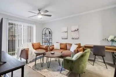 Image de Chic King Bed near Woodlands Tx in Spring