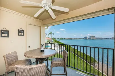 Image de Discover the Epitome of Waterfront Living in this Stunning condo on Isla del. . .
