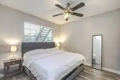 Image de Modern King Bed in Spring 5mins from Market Square