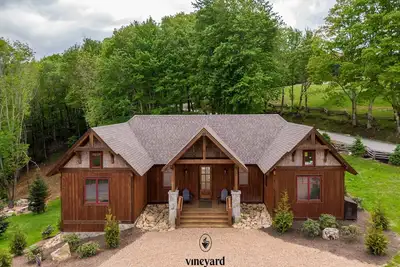 Image de Vineyard Vista at Eagles Nest - walk to winery, new home