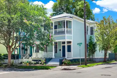 Image de Home in Victorian District Near Forsyth Park, Heated Pool Access
