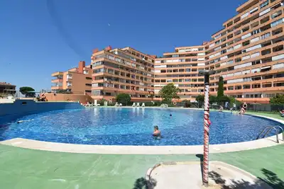 Image de Charmant studio à louer à Roses, Costa Brava! Pour 3 personnes, équipements modernes, piscine, Wi-Fi gratuit, proche de la plage.