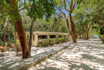 Image de Serene Sunrise Bungalow – Shaded Seclusion & Bay Views at Largo Resort