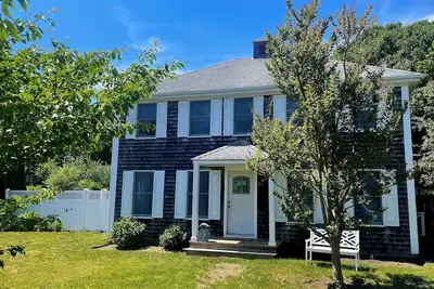 Image de Exquisitely Comfortable 4bdrm 3ba Home w/ Large Yard in Oak Bluffs!