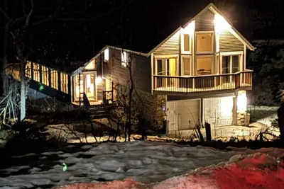 Image de Private In City retreat 12+ Guests 4 bedrooms 3. 5 Bath +Bonus Kitchen downstair
