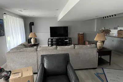 Image de Completely renovated 4 bedroom 3 bath walkout bungalow with amazing views