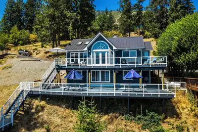 Image de Epic Lake Pend Oreille Home w\/ Panoramic Views, Two Decks + Big Waterfront Dock!