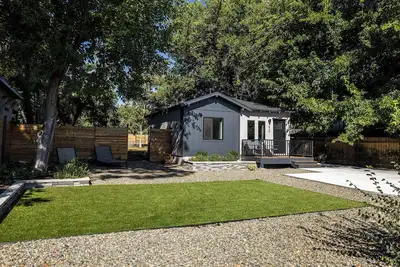 Image de Modern Bungalow 2br 1Bath, Putting Green, Walking Distance to Dt