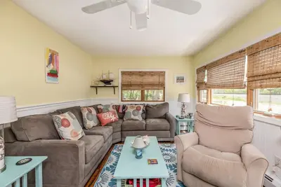Image de Elegant Orchard Retreat: Generous Yard & Patio