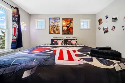 Image de Cinematic Retreat: Family Hideaway with | King Bed