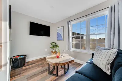Image de Luxurious 2-Br Condo: King Bed w/ Workstation