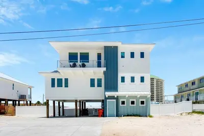 Image de Phamily Tides is a brand new 4 bedroom Pool Home Sleeps 10! ! !